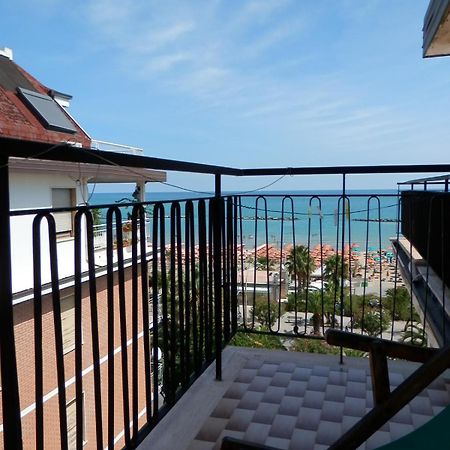 B&B Attico Mare Сан-Бенедетто-дель-Тронто Экстерьер фото