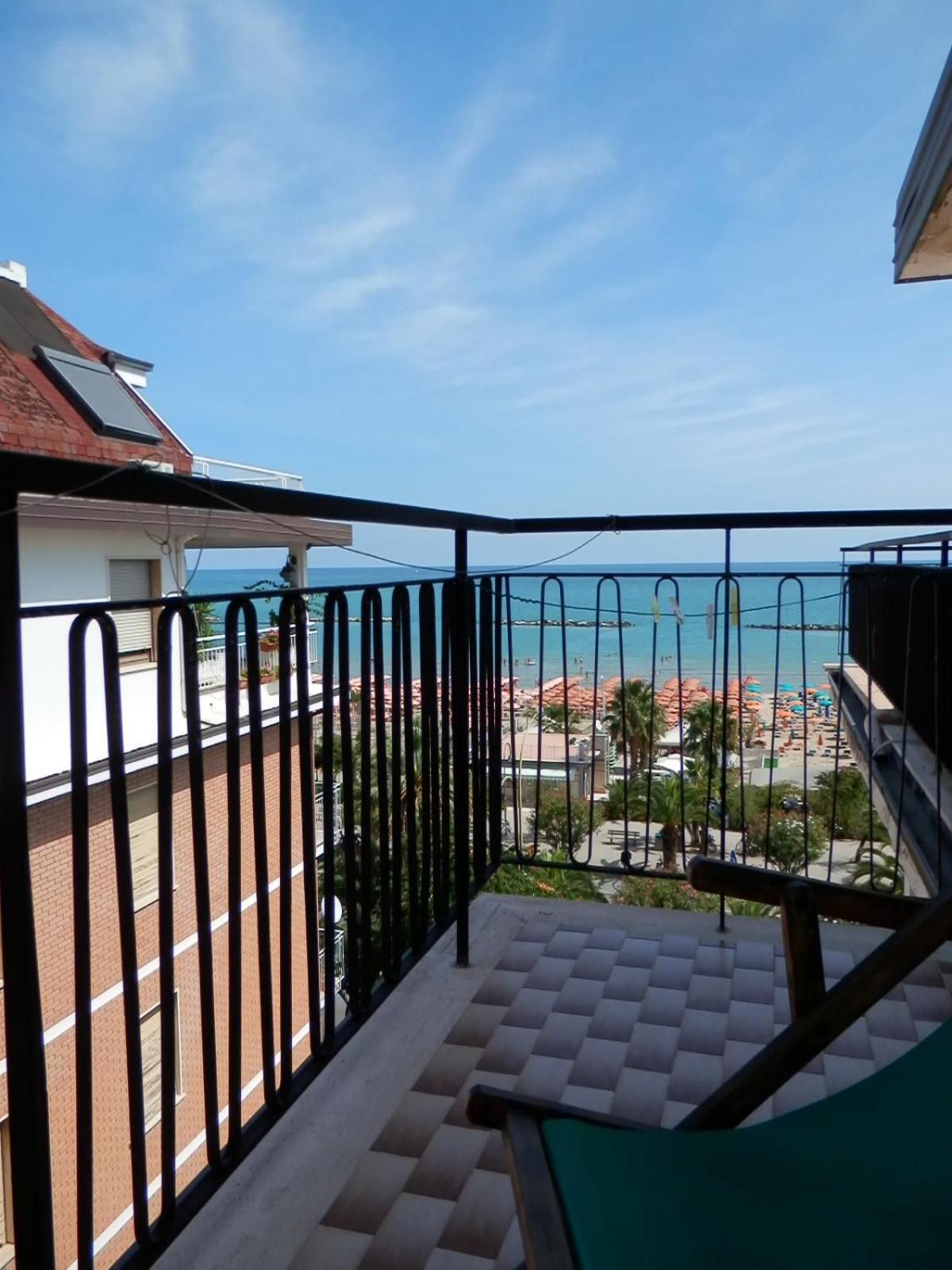 B&B Attico Mare Сан-Бенедетто-дель-Тронто Экстерьер фото